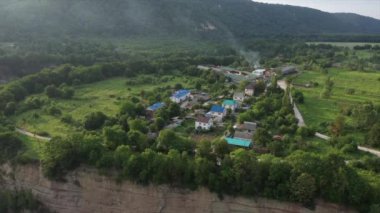 Batı Kafkasya. Kamennomostky köyünün yakınındaki Belaya Nehri. Akşam saatlerinde bir kuadkopterden çekilmiş..