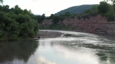 Batı Kafkasya. Kamennomostky köyünün yakınındaki Belaya Nehri. Akşam saatlerinde bir kuadkopterden çekilmiş..