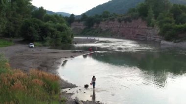 Batı Kafkasya. Kamennomostky köyünün yakınındaki Belaya Nehri. Akşam saatlerinde bir kuadkopterden çekilmiş..