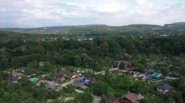 Batı Kafkasya. Akşamları Belaya Nehri 'nin taşkın ovasında Kamennomostky yerleşimi.