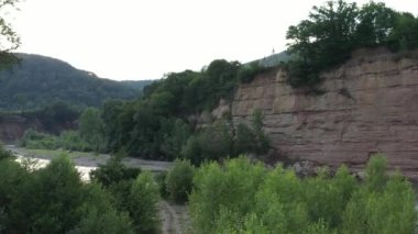 Batı Kafkasya. Kamennomostky köyünün yakınındaki Belaya Nehri. Akşam saatlerinde bir kuadkopterden çekilmiş..