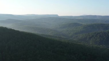 Batı Kafkasya. Kamennomostky köyünün panorama ve çevresi şafak vakti kuş bakışı..