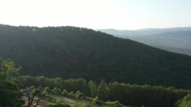 Batı Kafkasya. Kamennomostky köyünün panorama ve çevresi şafak vakti kuş bakışı..
