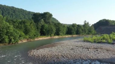 Batı Kafkasya. Kafkasya 'nın eteklerindeki Belaya Nehri. Sabahleyin bir kuadkopterden vurulmuş..