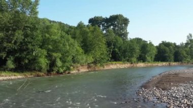 Batı Kafkasya. Kafkasya 'nın eteklerindeki Belaya Nehri. Sabahleyin bir kuadkopterden vurulmuş..