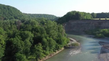 Batı Kafkasya. Kafkasya 'nın eteklerindeki Belaya Nehri. Sabahleyin bir kuadkopterden vurulmuş..
