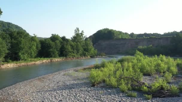 Caucase de l'Ouest. La rivière Belaya dans les contreforts du Caucase. Tourné le matin à partir d'un quadcopter.