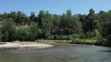 Batı Kafkasya. Kamennomostokom köyündeki Belaya Nehri. Öğlen bir kuadkopterden çekilmiş.