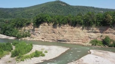 Batı Kafkasya. Kamennomostokom köyündeki Belaya Nehri. Öğlen bir kuadkopterden çekilmiş.