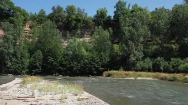 Batı Kafkasya. Kamennomostokom köyündeki Belaya Nehri. Öğlen bir kuadkopterden çekilmiş.