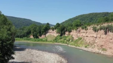 Batı Kafkasya. Kamennomostokom köyündeki Belaya Nehri. Öğlen bir kuadkopterden çekilmiş.