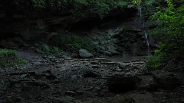 Caucase de l'Ouest. Cascade Khadzhokh dans le village de Kamennomostky tôt le matin.