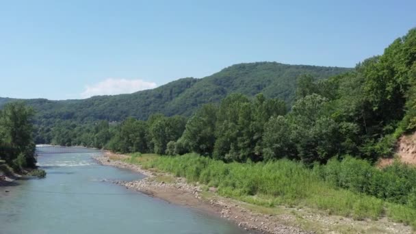 Cáucaso Occidental Río Belaya Pueblo Kamennomostokom Filmado Mediodía Desde Quadcopter — Vídeos de Stock