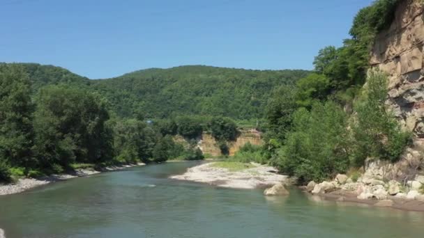 Zachodni Kaukaz Rzeka Belaya Miejscowości Kamennomostokom Nagranie Południe Quadcoptera — Wideo stockowe