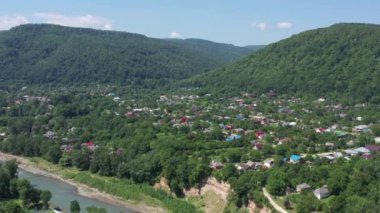 Batı Kafkasya. Kamennomostokom köyündeki Belaya Nehri. Öğlen bir kuadkopterden çekilmiş.