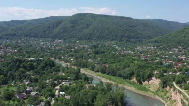 Batı Kafkasya. Kamennomostokom köyündeki Belaya Nehri. Öğlen bir kuadkopterden çekilmiş.