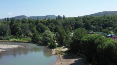 Batı Kafkasya. Kamennomostokom köyündeki Belaya Nehri. Öğlen bir kuadkopterden çekilmiş..