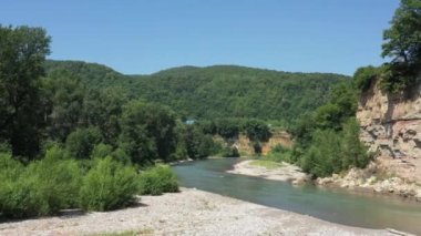 Batı Kafkasya. Kamennomostokom köyündeki Belaya Nehri. Öğlen bir kuadkopterden çekilmiş..