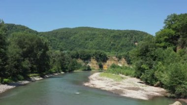 Batı Kafkasya. Kamennomostokom köyündeki Belaya Nehri. Öğlen bir kuadkopterden çekilmiş..