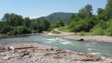 Batı Kafkasya. Kamennomostokom köyündeki Belaya Nehri. Öğlen bir kuadkopterden çekilmiş..