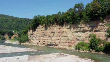 Batı Kafkasya. Kamennomostokom köyündeki Belaya Nehri. Öğlen bir kuadkopterden çekilmiş..