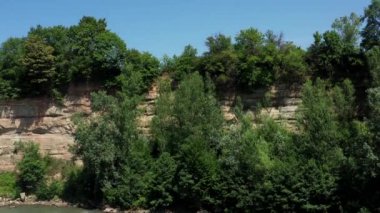 Batı Kafkasya. Kamennomostokom köyündeki Belaya Nehri. Öğlen bir kuadkopterden çekilmiş..