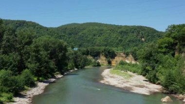 Batı Kafkasya. Kamennomostokom köyündeki Belaya Nehri. Öğlen bir kuadkopterden çekilmiş..