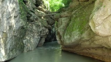 Batı Kafkasya. Belaya Nehri Kamennomostsky Kanyonu 'nun bir parçasıdır..