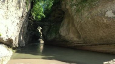 Batı Kafkasya. Belaya Nehri Kamennomostsky Kanyonu 'nun bir parçasıdır..