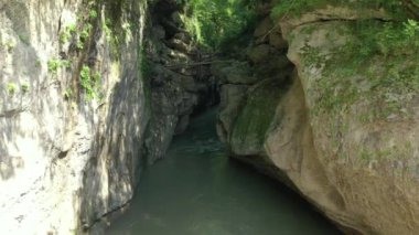 Batı Kafkasya. Belaya Nehri Kamennomostsky Kanyonu 'nun bir parçasıdır..