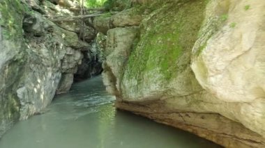 Batı Kafkasya. Belaya Nehri Kamennomostsky Kanyonu 'nun bir parçasıdır..