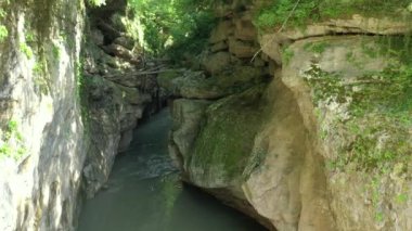 Batı Kafkasya. Belaya Nehri Kamennomostsky Kanyonu 'nun bir parçasıdır..