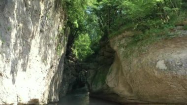 Batı Kafkasya. Belaya Nehri Kamennomostsky Kanyonu 'nun bir parçasıdır..