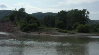 Batı Kafkasya. Kamennomostky köyünün yakınındaki Belaya Nehri.