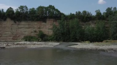 Batı Kafkasya. Kamennomostky köyünün yakınındaki Belaya Nehri.