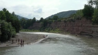 Batı Kafkasya. Kamennomostky köyünün yakınındaki Belaya Nehri.