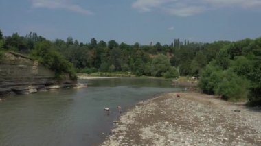 Batı Kafkasya. Kamennomostky köyünün yakınındaki Belaya Nehri.