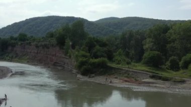 Batı Kafkasya. Kamennomostky köyünün yakınındaki Belaya Nehri.