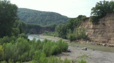 Batı Kafkasya. Kamennomostky köyünün yakınındaki Belaya Nehri.
