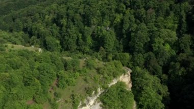 Batı Kafkasya. Mishoko Nehri Boğazı. Büyük Kafkasya ve Mishoko Ekstrem Parkı Manzaraları.