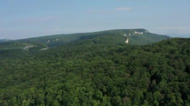 Batı Kafkasya. Mishoko Nehri Boğazı. Büyük Kafkasya ve Mishoko Ekstrem Parkı Manzaraları.