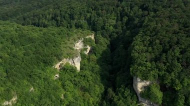 Batı Kafkasya. Mishoko Nehri Boğazı. Büyük Kafkasya ve Mishoko Ekstrem Parkı Manzaraları.