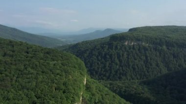 Batı Kafkasya. Mishoko Nehri Boğazı. Büyük Kafkasya ve Mishoko Ekstrem Parkı Manzaraları.