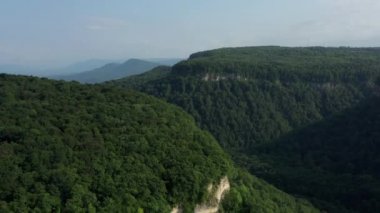 Batı Kafkasya. Mishoko Nehri Boğazı. Büyük Kafkasya ve Mishoko Ekstrem Parkı Manzaraları.