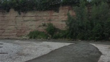 Batı Kafkasya. Akşamları bulutlu havada Kamennomostky köyündeki Belaya Nehri..