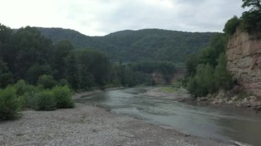 Batı Kafkasya. Akşamları bulutlu havada Kamennomostky köyündeki Belaya Nehri..
