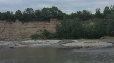 Batı Kafkasya. Akşamları bulutlu havada Kamennomostky köyündeki Belaya Nehri..