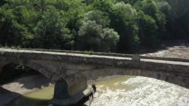 Batı Kafkasya. Dakhovskaya köyündeki eski Dakhovsky köprüsü. Köprü köyün Kazakları tarafından 1906 yılında inşa edilmiştir. Sabah çekimleri bir kuadrokopterden.
