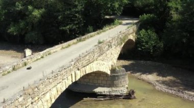 Batı Kafkasya. Dakhovskaya köyündeki eski Dakhovsky köprüsü. Köprü köyün Kazakları tarafından 1906 yılında inşa edilmiştir. Sabah çekimleri bir kuadrokopterden.