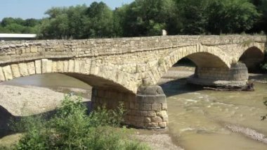 Batı Kafkasya. Dakhovskaya köyündeki eski Dakhovsky köprüsü. Köprü köyün Kazakları tarafından 1906 yılında inşa edilmiştir. Sabah çekimleri bir kuadrokopterden.